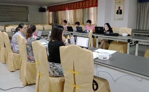  各家的客服美女真是巾幗不讓須眉啊，學(xué)習(xí)工作兩不誤